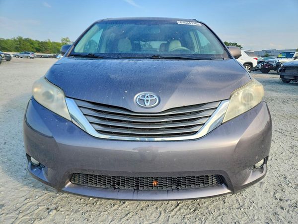 2013 TOYOTA SIENNA