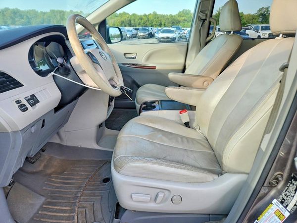 2013 TOYOTA SIENNA