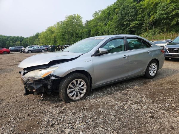 2017 TOYOTA CAMRY SOLA LE/SE/XLE Hybrid — Front 3/4