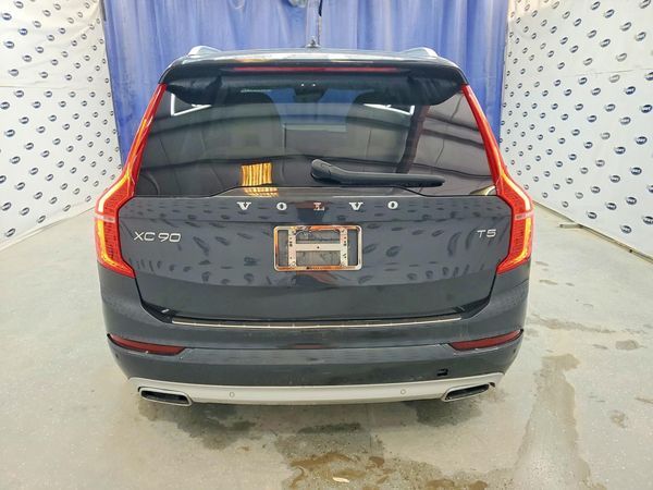 2021 VOLVO XC90 Momentum