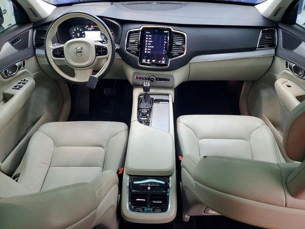 2021 VOLVO XC90 Momentum