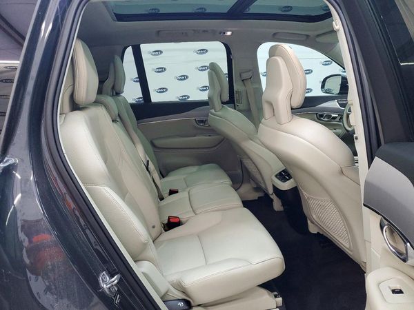 2021 VOLVO XC90 Momentum