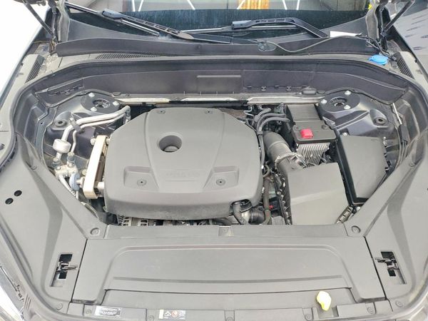 2021 VOLVO XC90 Momentum