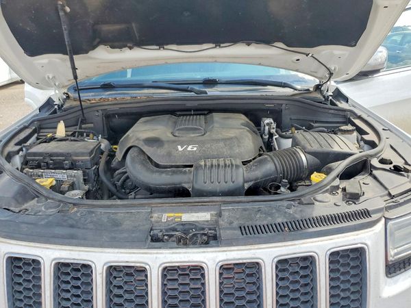 2014 JEEP CHEROKEE Overland — Engine bay