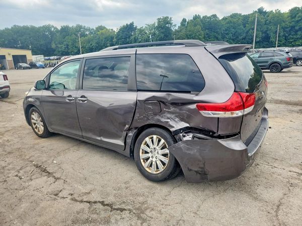 2014 TOYOTA SIENNA