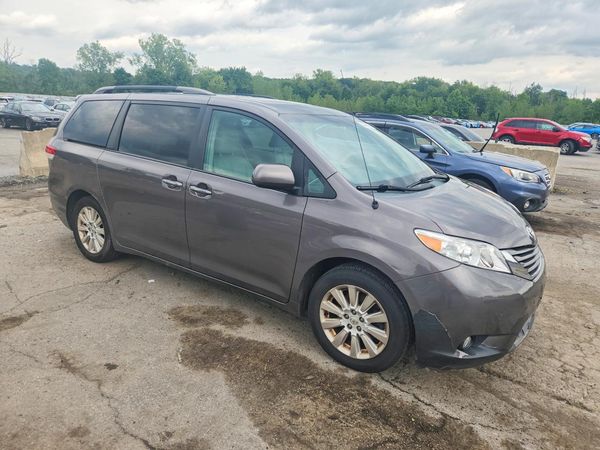 2014 TOYOTA SIENNA