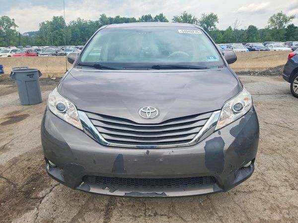 2014 TOYOTA SIENNA