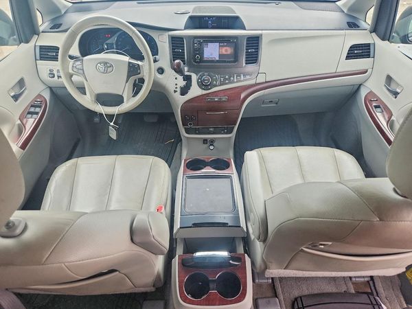 2014 TOYOTA SIENNA
