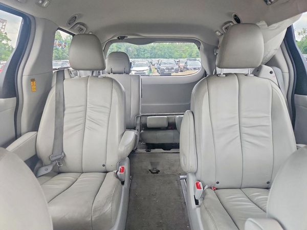 2014 TOYOTA SIENNA