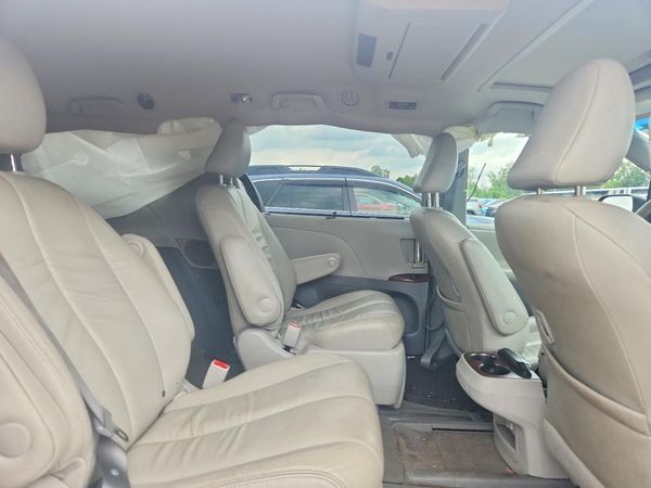 2014 TOYOTA SIENNA