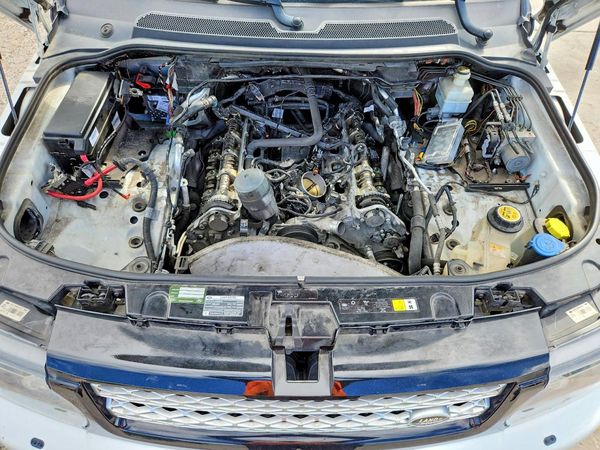 2012 LAND ROVER RANGEROVER HSE LUX — Engine bay