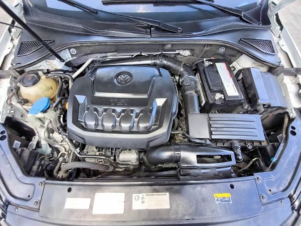 2018 VOLKSWAGEN PASSAT SE, SE w/ Technology — Engine bay