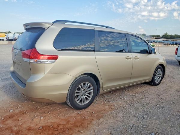 2014 TOYOTA SIENNA