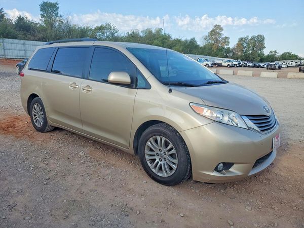 2014 TOYOTA SIENNA