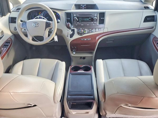 2014 TOYOTA SIENNA