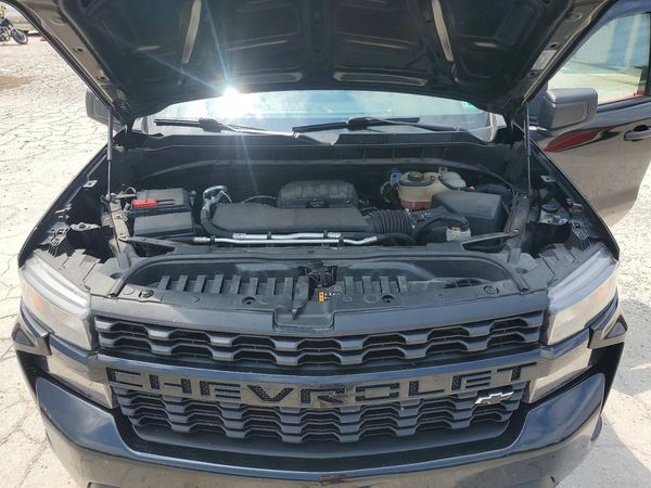 2022 CHEVROLET SILVERADO Custom — Engine bay