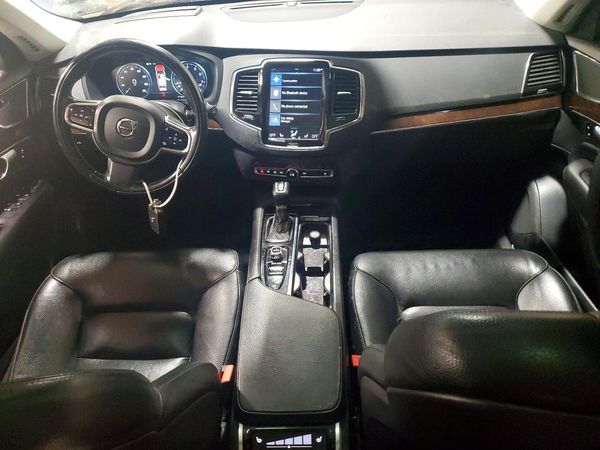 2017 VOLVO XC90 Momentum