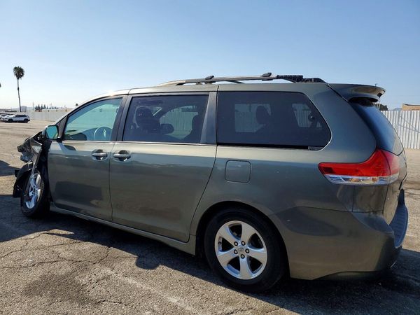 2013 TOYOTA SIENNA