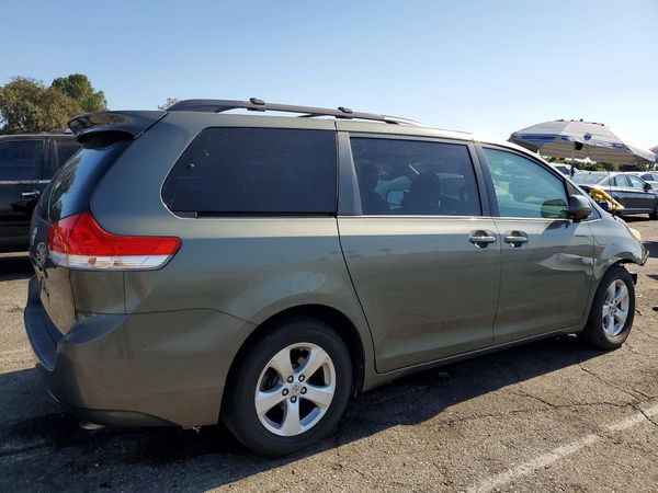 2013 TOYOTA SIENNA