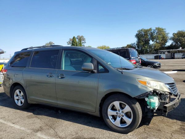 2013 TOYOTA SIENNA