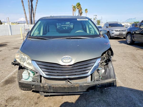 2013 TOYOTA SIENNA
