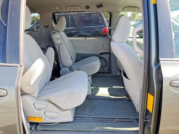 2013 TOYOTA SIENNA
