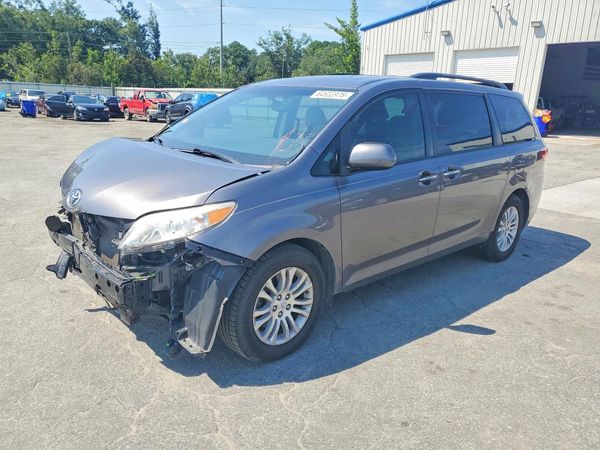 2017 TOYOTA SIENNA