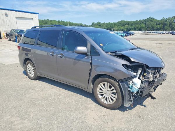 2017 TOYOTA SIENNA