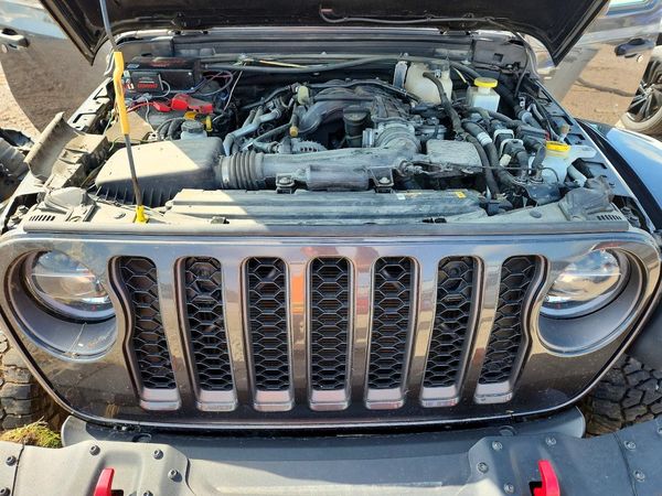 2022 JEEP GLADIATOR RUBICON 4X4 — Engine bay