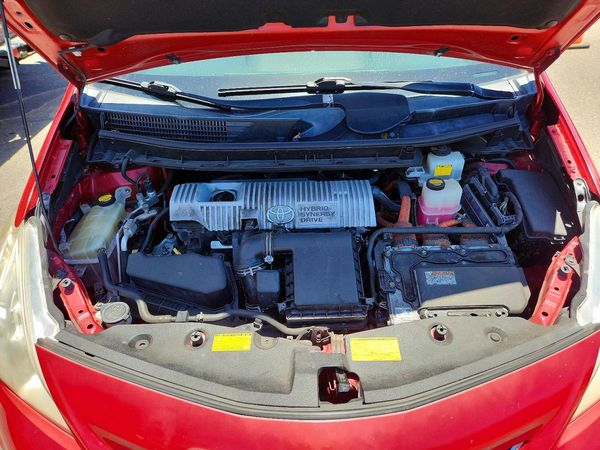 2014 TOYOTA PRIUS — Engine bay