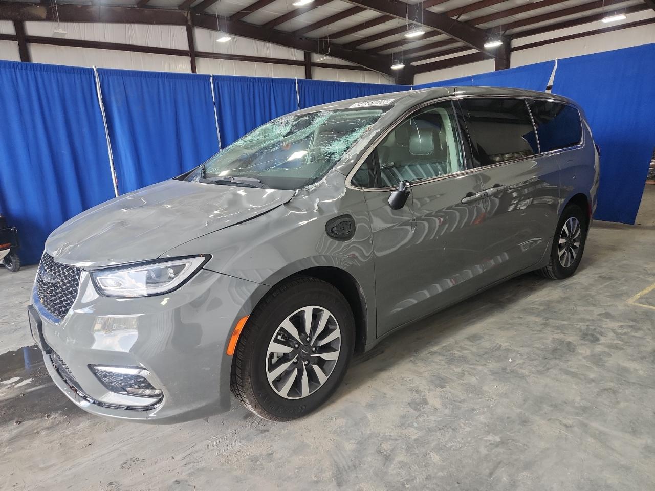 2023 CHRYSLER PACIFICA Touring L — Front 3/4