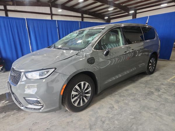 2023 CHRYSLER PACIFICA Touring L — Front 3/4