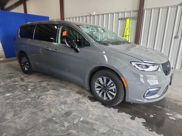 2023 CHRYSLER PACIFICA Touring L — Passenger 3/4