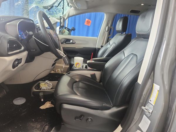 2023 CHRYSLER PACIFICA Touring L — DENT