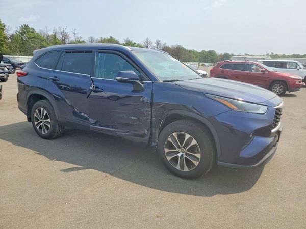 2022 TOYOTA HIGHLANDER XLE