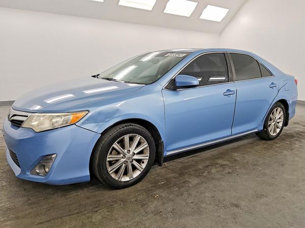 2014 TOYOTA CAMRY — Front 3/4
