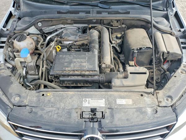 2017 VOLKSWAGEN JETTA SE — Engine bay