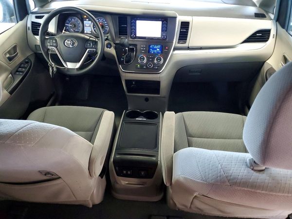 2019 TOYOTA SIENNA LE