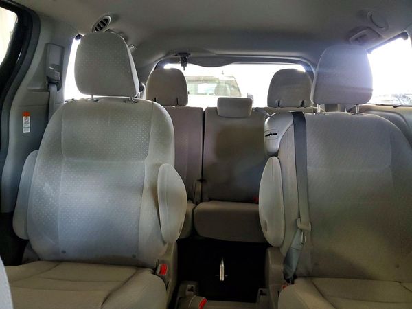 2019 TOYOTA SIENNA LE