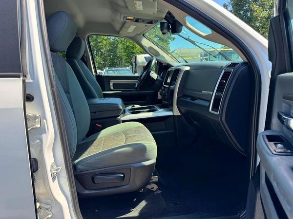 2017 RAM 1500 SLT CREW CAB 4X4