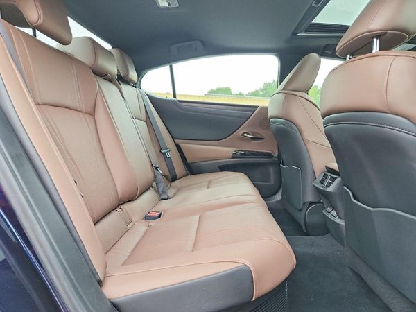 2025 LEXUS ES 300H 300h Luxury