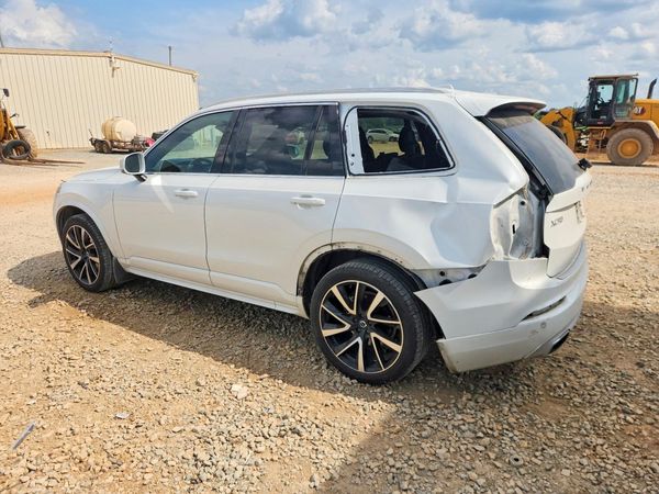 2020 VOLVO XC90 Momentum