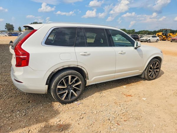2020 VOLVO XC90 Momentum