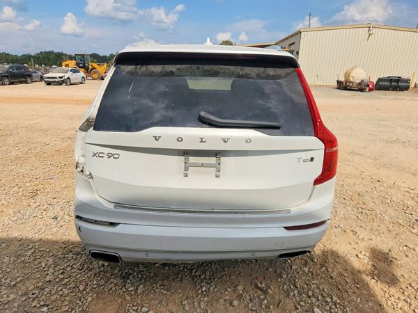 2020 VOLVO XC90 Momentum