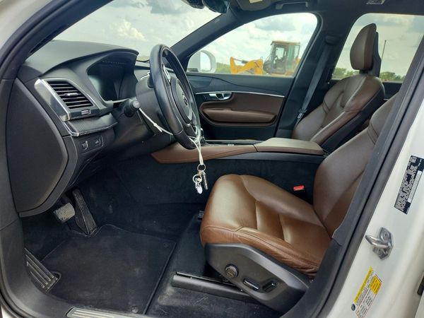 2020 VOLVO XC90 Momentum