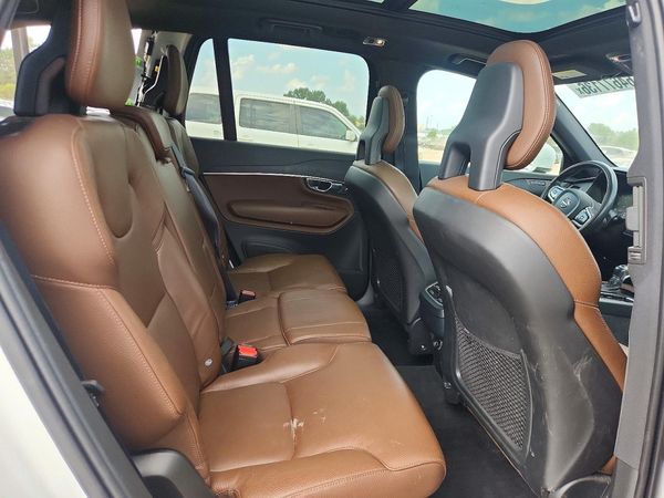 2020 VOLVO XC90 Momentum