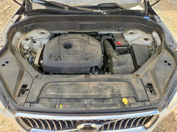 2020 VOLVO XC90 Momentum