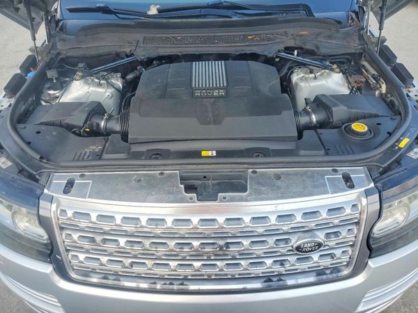 2013 LAND ROVER RANGEROVER HSE — Engine bay