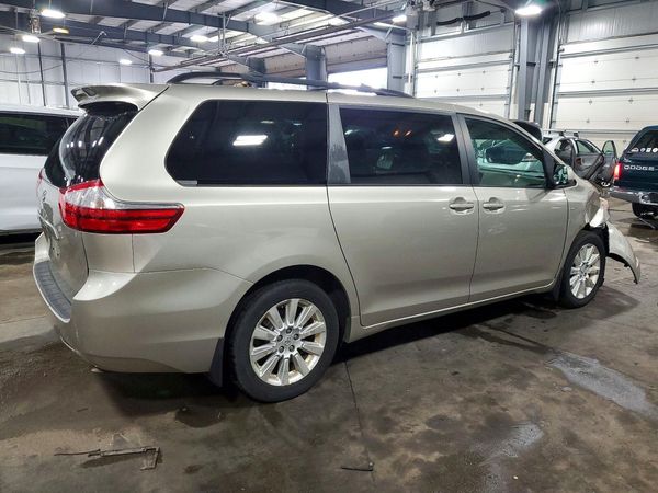 2016 TOYOTA SIENNA