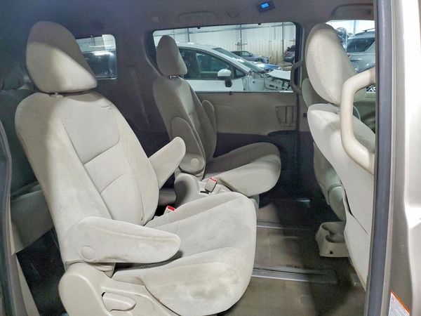 2016 TOYOTA SIENNA